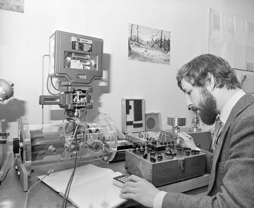 883334 Afbeelding van een medewerker van het Gasbedrijf Centraal Nederland (Atoomweg 50) te Utrecht, met enkele instrumenten.